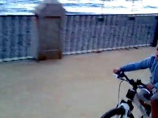 Pedro Montando en Bicicleta