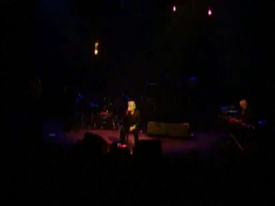 ARNO "ELLE PENSE QUAND ELLE DANSE" en concert "Le Bikini" -- Toulouse le 17 Novembre 2010