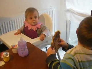 C'est l'heure du gouter pour Malo et Rose