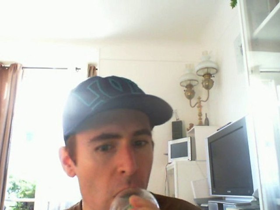 Wiwi égratigne "les mains dans les poches" .