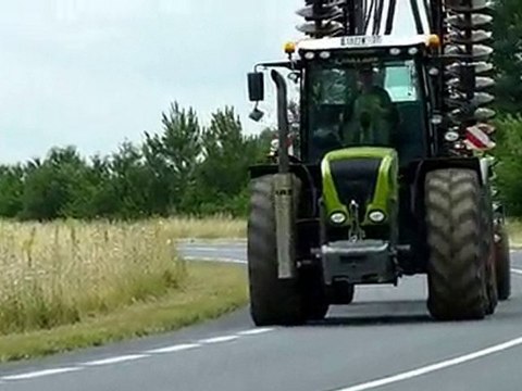 Déchaumage 2010 avec un claas xérion