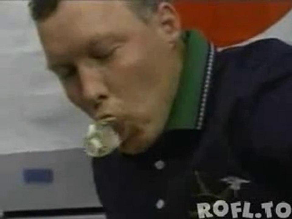 Wasser trinken in der schwerelosigkeit