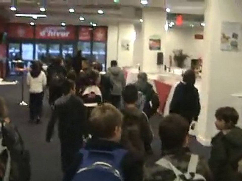 Les jeunes dans les salons avant le match