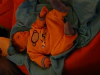 Solène gigote dans un bar à poufs...