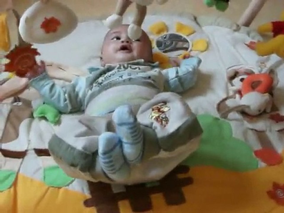 mon petit lou qui gazouille enfin il hurle oui !!