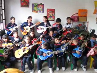 Entrega de guitarras al liceo