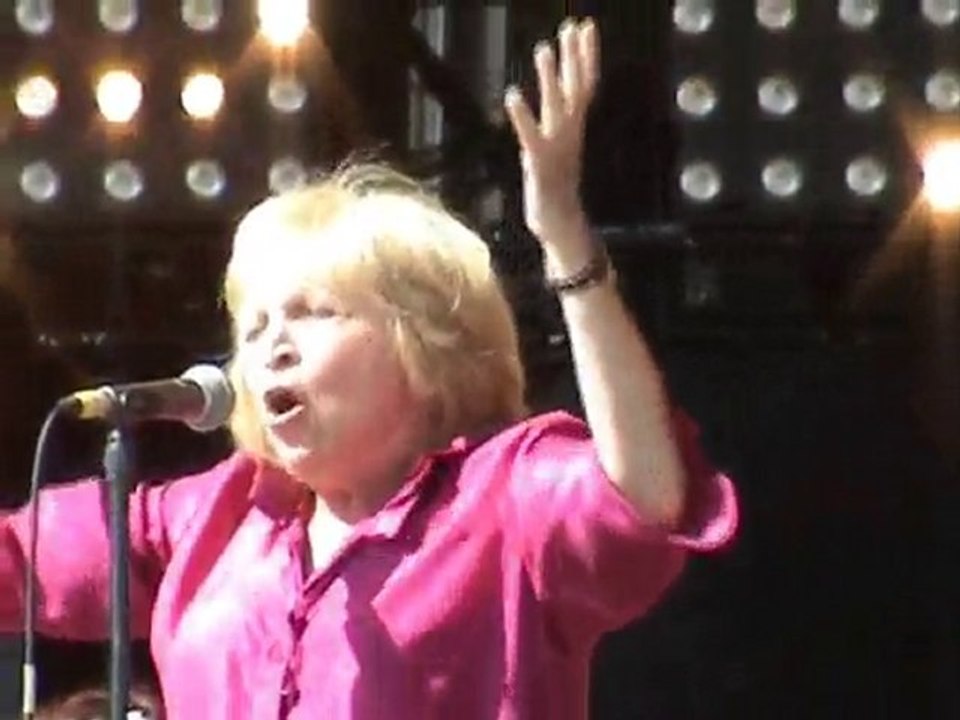 Francesca Solleville: "Nuit Et Brouillard"'(1964 -J. Ferrat)-Fête de l'Huma2010