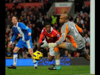 Manchester United 2-0 Wigan: Evra, Hernandez header,