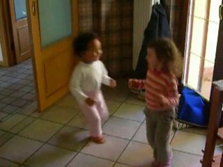 lucilla e renata con un gatto nero