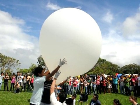 Lancement d'un ballon météorologique au Costa Rica
