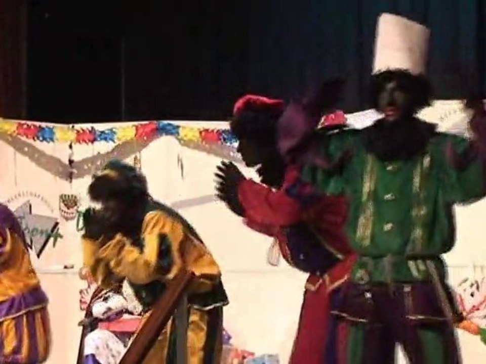 Sint Nicolaas 3-3 (2010) komt in Heijen aan