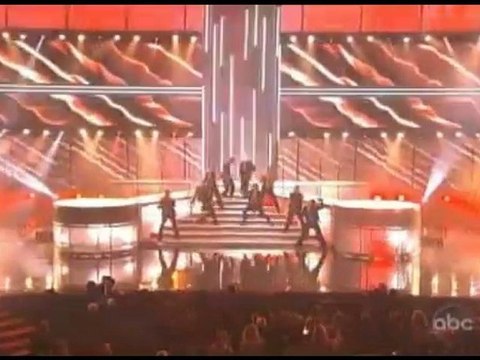 21-11-2010 BSB & NKOTB actuando en los AMA 2010