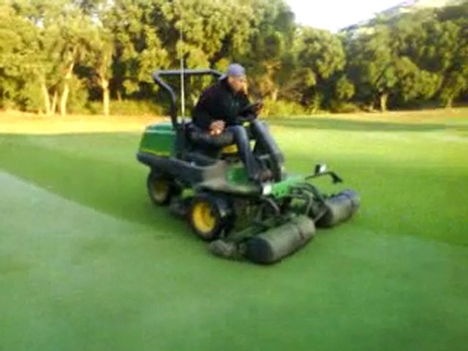 tonte de green par tony sous les yeux d'ayora