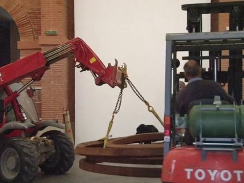 Installation de l'exposition Bernar Venet aux Abattoirs