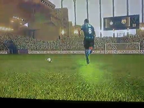 PES 2011 frappe pleine lucarne avec Iniesta, par Rabah.