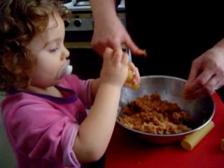 AGATHE apprend à remplir des cannellonis