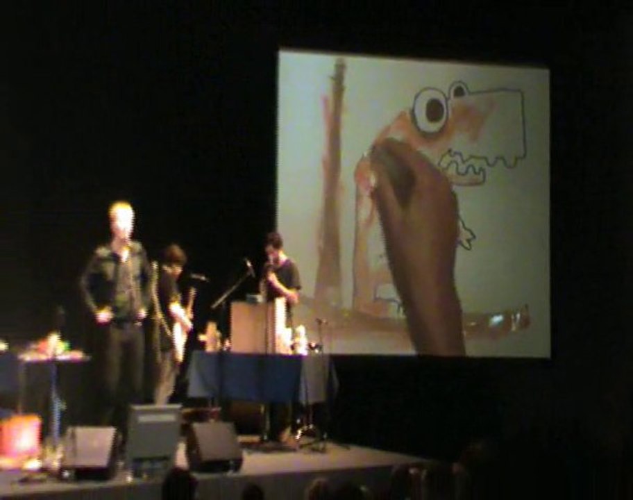 CHANSONS TOMBEES DE LA LUNE - Monstre en papier mâché