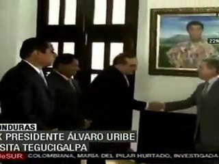 Lobo recibe a Alvaro Uribe en Tegucigalpa, en medio de protestas