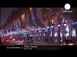 A Paris, les Champs-Elysées s'illuminent