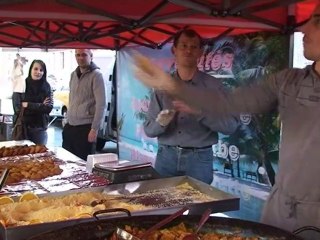 Vendeur d'accras de morue sur le marché de l'Estacade
