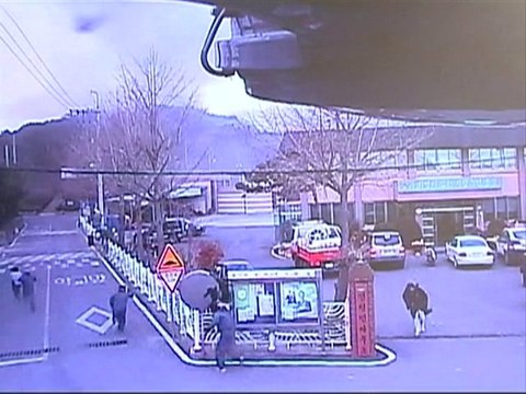 Panicked residents flee N.Korean shelling