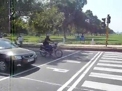 India 2010 - Delhi - Traversée d'un carrefour