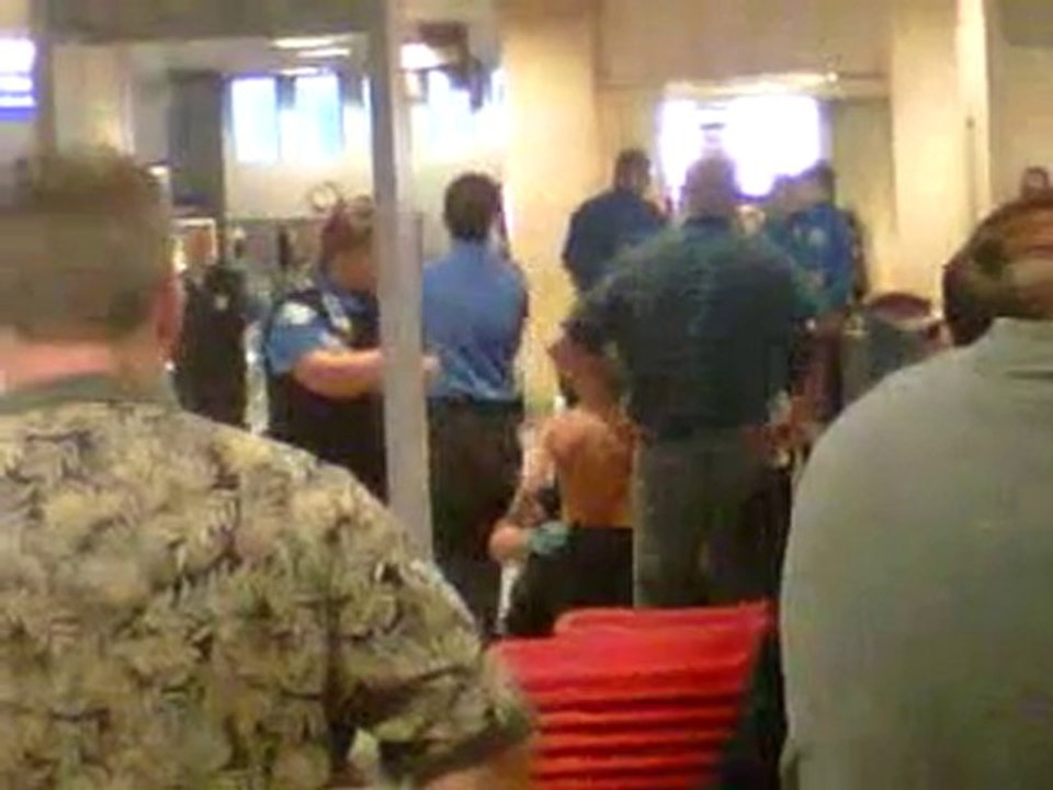 choquan:contrôlé à l'aéroport,un enfant se retrouve torse nu