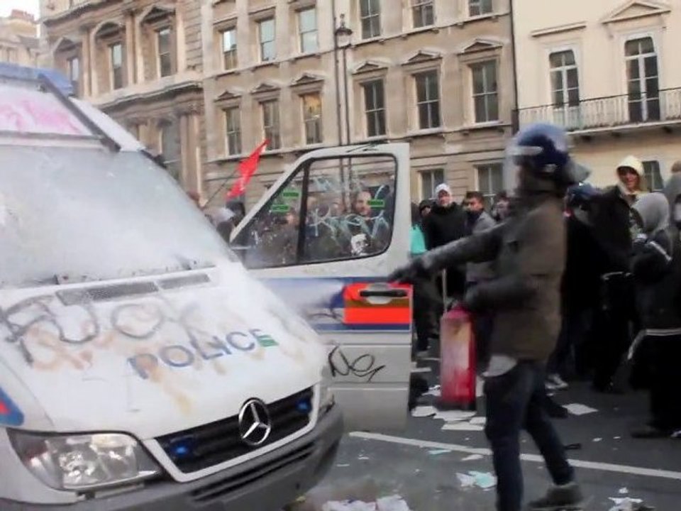 tvxs.gr | Διαδήλωση κατά της αύξησης των διδάκτρων (Λονδίνο)