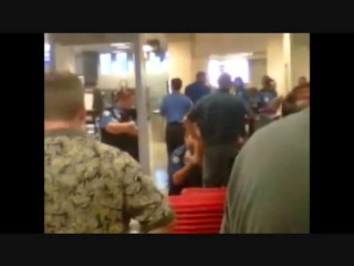 Des Agents De La TSA Déshabillent Un Enfant
