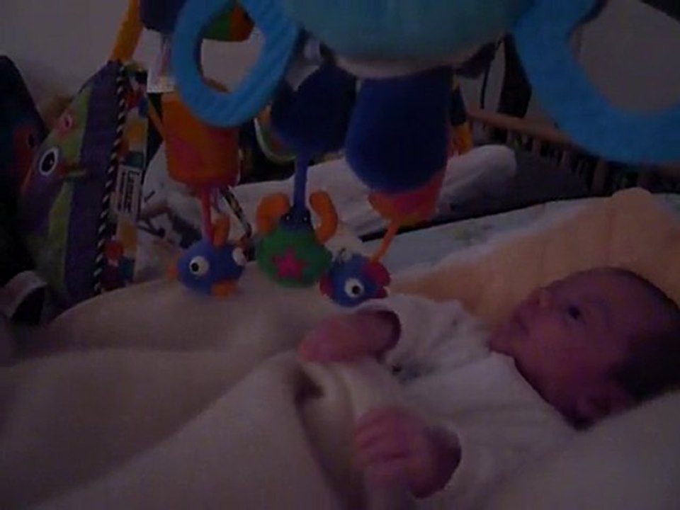 Samuel s'intéresse à ses 1ers jouets