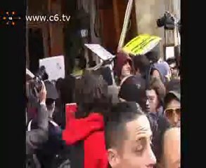 Gli studenti entrano nel portone di Palazzo Madama