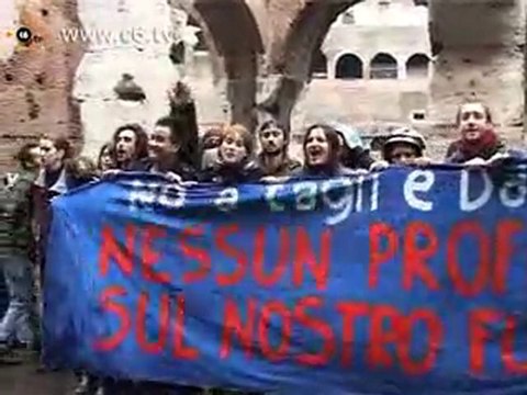 Gli studenti fanno irruzione al Colosseo