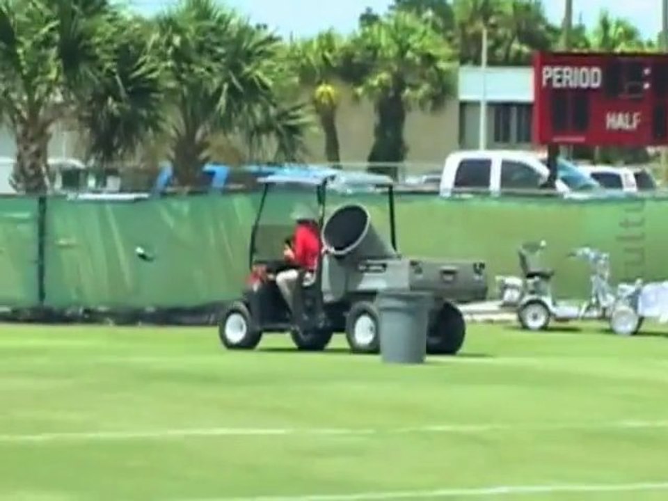 Chris Simms jette ses ballons de foot à la poubelle !