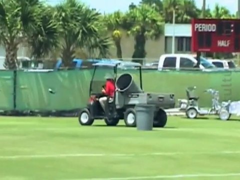 Chris Simms jette ses ballons de foot à la poubelle !