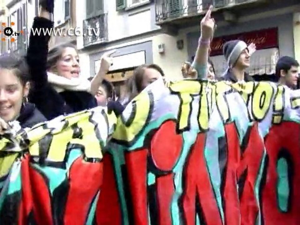 No Gelmini. Gli studenti assaltano l'Agenzia delle Entrate