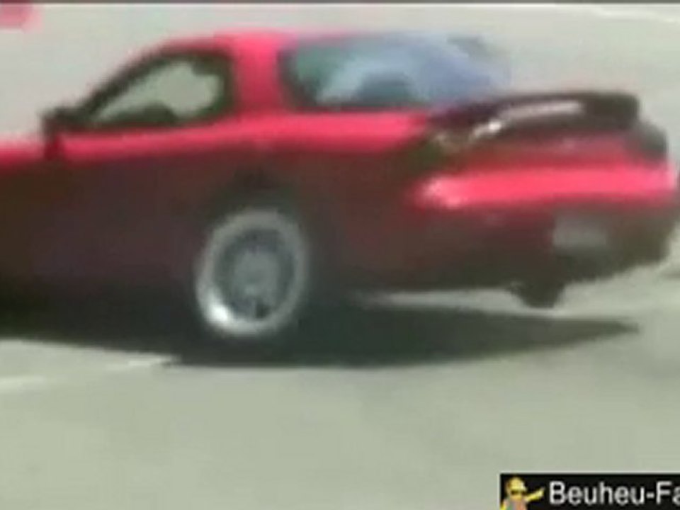 Drifts en Mazda FAIL - Elle perd les 4 roues