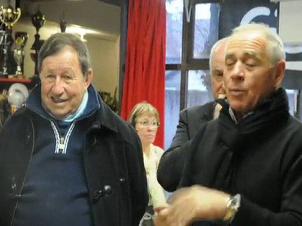 Guy Roux inaugure le terrain synthétique de Montceau