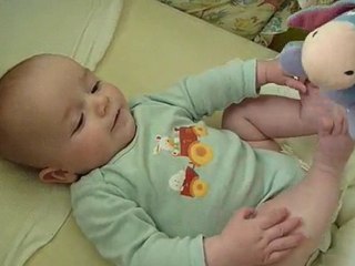 Bébé a trouvé ses pieds