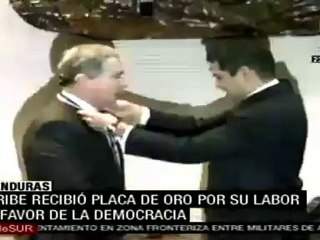 Uribe recibió placa de oro por su labor a favor de la democracia en Honduras