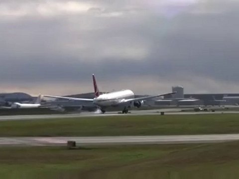 Turkish Airlines TC-JJG B777-300ER Touch-and-go in KPAE