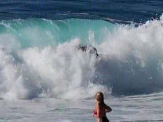 Surf North Shore: Oakley team vs biniki girls !