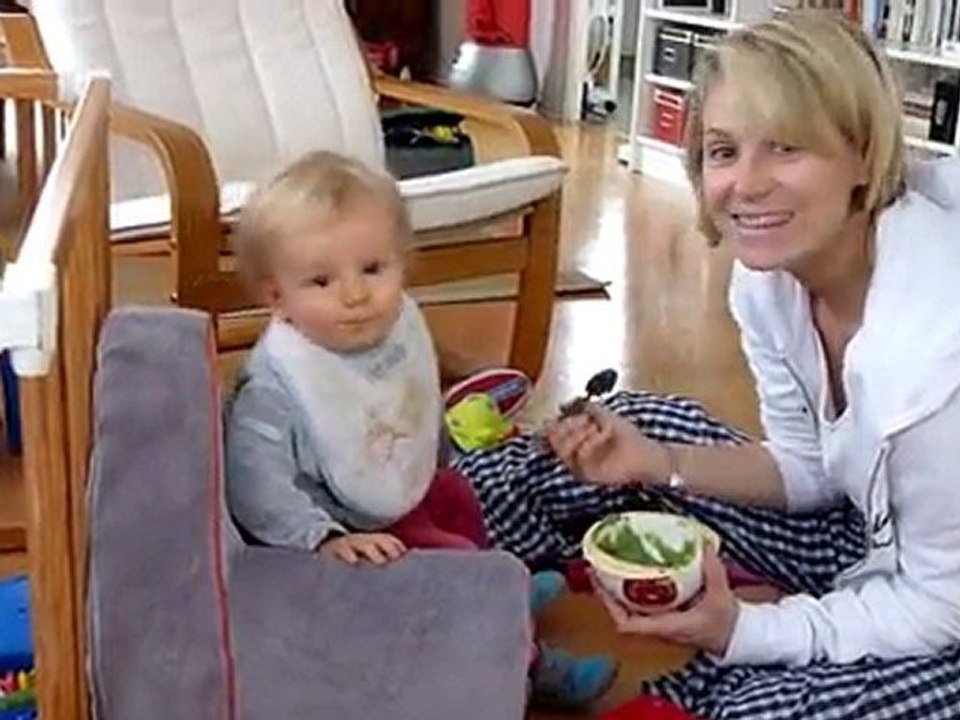 20101121 Romain mange et  fait le fou Merignac