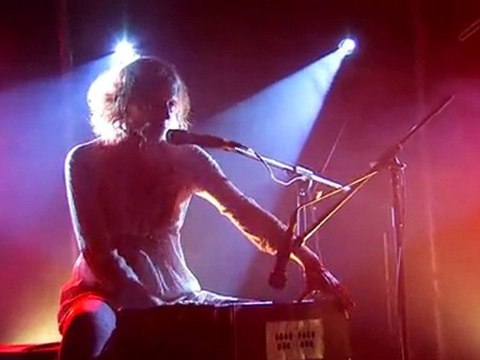 Nadj à la Niche du Chien à Plumes he falls