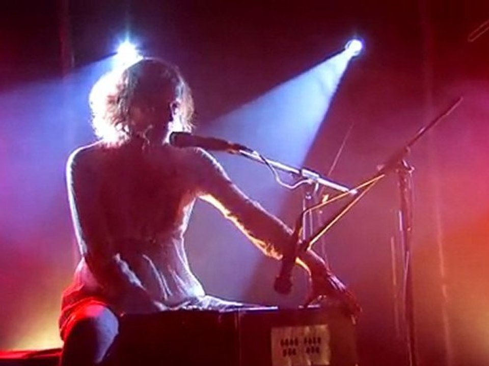 Nadj à la Niche du Chien à Plumes he falls