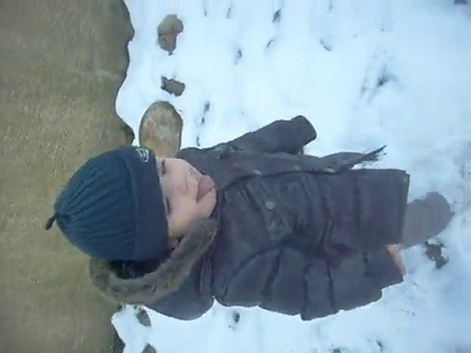 un petit enfant qui voit la neige pour la premiere fois