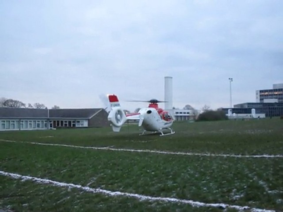 Hélicoptère de Saint-Hubert départ du CHBA après transfert