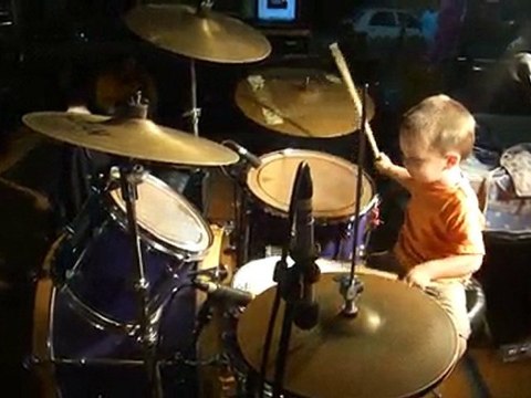 flavio 2ans et demi premier concert de batterie .