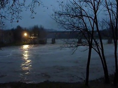 PIENA del TEVERE a PONTE SAN GIOVANNI - 28 nov 2010