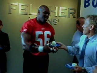 Que fait Terry Tate en vacances ?