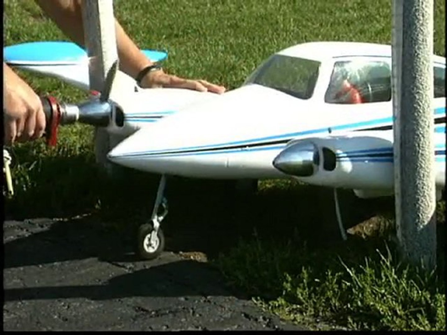 Top Flite Cessna 310(EP） Top Flite Cessna 310 Maiden Flight. - YouTube
